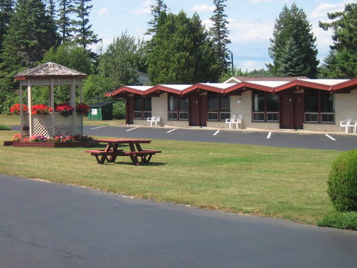 Tradewinds Motel - Random Photos From The Web (newer photo)